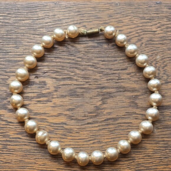 Vintage 1940s "South Sea" faux pearl choker. - Picture 2 of 7